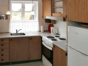 cocina con fregadero y fogones horno superior en Apartment Withar - all inclusive - 800m from the sea by Interhome en Fanø