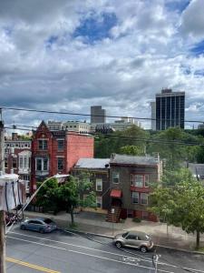 een stad met auto's geparkeerd op een straat met gebouwen bij Walk everywhere! Stylish downtown Albany 2BR in Albany