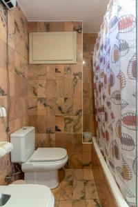 y baño con aseo y ducha. en TrendyHomes San Sebastián, en Almería