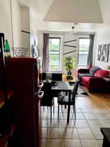 een woonkamer met een tafel en een bank bij Walk everywhere! Stylish downtown Albany 2BR in Albany