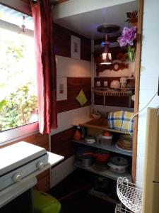 una cocina con una despensa con algo de comida en Chalet d'une chambre avec terrasse et wifi a Les Makes, en Bellevue