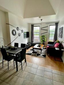 sala de estar con mesa y sofá en Walk everywhere! Stylish downtown Albany 2BR, en Albany