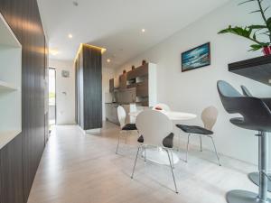 een eetkamer met een witte tafel en stoelen bij Apartment Oliva 2 by Interhome in Kostrena