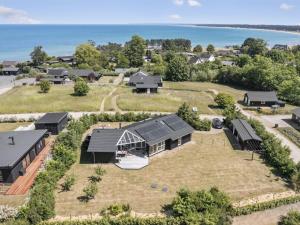 uma vista aérea de uma casa com um grande quintal em Holiday Home Yall - all inclusive - 175m from the sea by Interhome em Nyrup