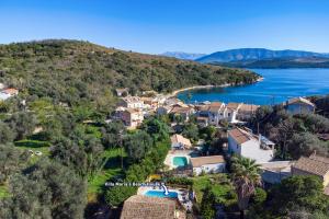 una vista aerea di un villaggio vicino a un bacino d'acqua di Villa Marias Beach House by Villa Plus ad Ágios Stéfanos