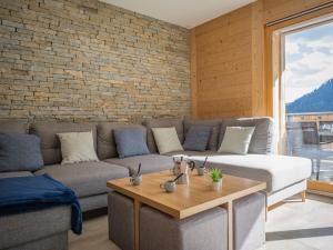 ein Wohnzimmer mit einem Sofa und einem Tisch in der Unterkunft Apartment L' O 12 by Interhome in Ovronnaz