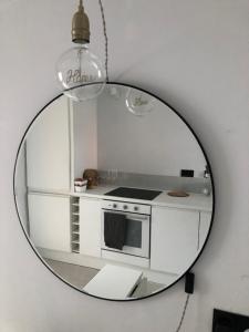 un miroir reflétant la cuisine équipée d'une cuisinière et d'un four dans l'établissement Beach Flat Lytham St Annes, à Lytham St Annes