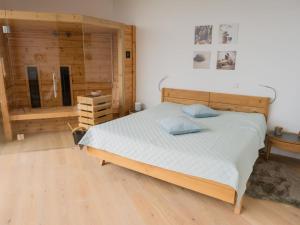 um quarto com uma cama num quarto com pisos em madeira em Holiday Home Relax Lodge am See by Interhome em Neusiedl am See