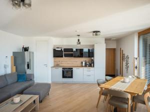 uma sala de estar com um sofá e uma mesa em Holiday Home Relax Lodge am See by Interhome em Neusiedl am See