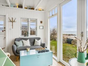 salon z kanapą i szachownicą w obiekcie Holiday Home Ofrath - all inclusive - 5m from the sea by Interhome w mieście Otterup