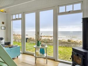 un soggiorno con finestre affacciate sull'oceano di Holiday Home Ofrath - all inclusive - 5m from the sea by Interhome a Otterup