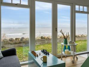 salon z widokiem na ocean w obiekcie Holiday Home Ofrath - all inclusive - 5m from the sea by Interhome w mieście Otterup