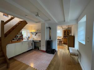 cocina con escalera y sala de estar. en Cherrytree Cottage 1840, en Heimbach