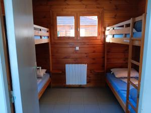 Un ou plusieurs lits dans un hébergement de l'établissement Les Chalets de Moulière