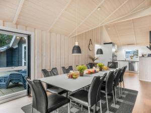 ein Esszimmer mit einem Tisch und Stühlen in der Unterkunft Holiday Home Jeldrik - all inclusive - 1-5km from the sea by Interhome in Blåvand