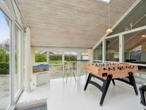 een woonkamer met een schaakbord op een tafel bij Holiday Home Chrisse - all inclusive - 250m from the sea by Interhome in Otterup