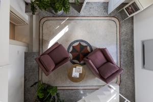 - une vue de tête sur deux chaises et une table dans l'établissement Palazzo Console, à Lecce