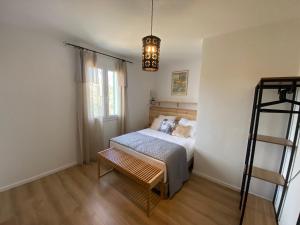 niewielka sypialnia z łóżkiem i drabiną w obiekcie U FARNIENTE w mieście Patrimonio