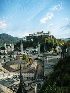 een luchtzicht op een stad met gebouwen bij Rosewood Schloss Fuschl in Hof bei Salzburg