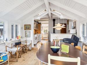 eine Küche und ein Esszimmer mit einem Tisch und Stühlen in der Unterkunft Holiday Home Borghild - all inclusive - 1km from the sea by Interhome in Nykøbing Sjælland