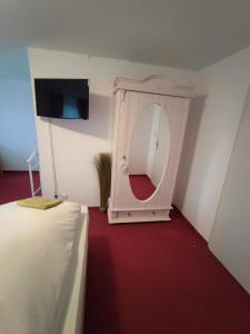 福爾巴克的住宿－Room in Guest room - Pension Forelle - Doppelzimmer，一间设有床铺和镜子的房间