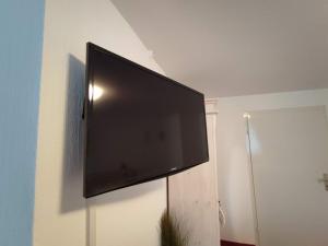 TV de pantalla plana colgada en la pared en Room in Guest room - Pension Forelle - Doppelzimmer, en Forbach
