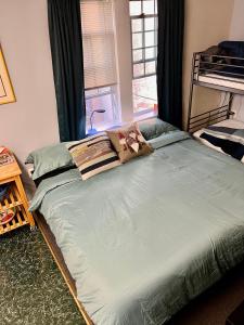 un grande letto in una stanza con finestra di Cozy Penn King Studio w Kitchen and Free Street Parking! a Philadelphia