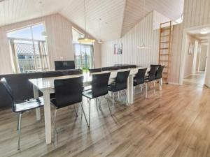 uma sala de conferências com uma mesa longa e cadeiras pretas em Holiday Home Blaga - all inclusive - 3-3km from the sea by Interhome em Rømø Kirkeby