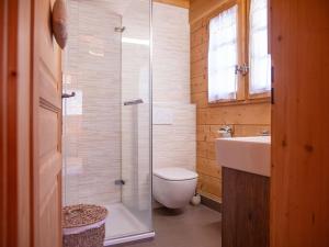 Koupelna v ubytování Chalet Chalet Nirvana by Interhome + 54 fotografií