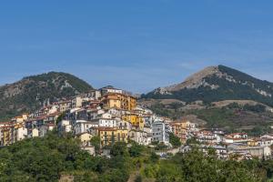 una ciudad en una colina con montañas en el fondo en Bella Santa Croce, en Bella