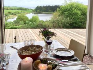 einen Tisch mit einem Teller Essen und einem Glas Wein in der Unterkunft Holiday Home Stygg - all inclusive - 400m from the sea by Interhome in Knebel