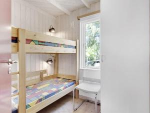 ein Schlafzimmer mit Etagenbetten und einem Fenster in der Unterkunft Holiday Home Griselda - all inclusive - 400m from the sea by Interhome in Hadsund
