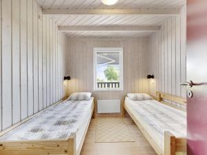 2 Betten in einem Zimmer mit Fenster in der Unterkunft Holiday Home Griselda - all inclusive - 400m from the sea by Interhome in Hadsund