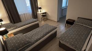 1 dormitorio con 2 camas y mesa con silla en Domek 80m2, en Tczew