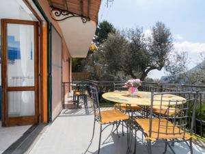 eine Terrasse mit einem Tisch und Stühlen auf dem Balkon in der Unterkunft Holiday Home Candy-3 by Interhome in Nerano