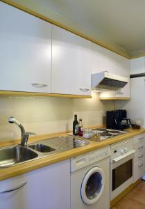 eine Küche mit Spüle und Waschmaschine in der Unterkunft Exciting Beach Villa in Charneca