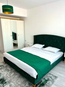 Un pat sau paturi într-o cameră la YamaLuxe Apartments - Modern & Spacious With Beautifull View