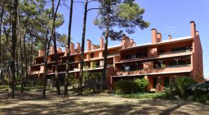 Außenansicht eines Gebäudes mit Bäumen in der Unterkunft Exciting Beach Villa in Charneca