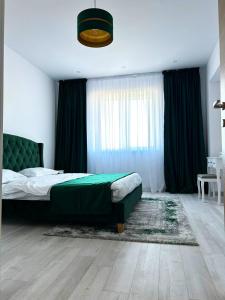 Un pat sau paturi într-o cameră la YamaLuxe Apartments - Modern & Spacious With Beautifull View