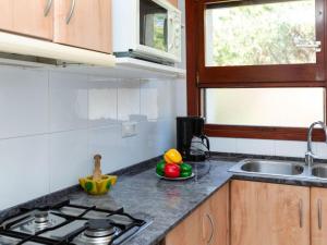 una cocina con fogones y un bol de fruta en la barra en Apartment Maridor-3 by Interhome, en Platja d'Aro
