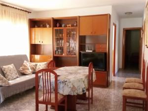 ein Wohnzimmer mit einem Tisch und einem Sofa in der Unterkunft Villa Soleil III by Interhome in L'Ametlla de Mar