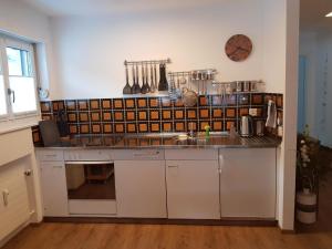 - une cuisine avec un évier et un comptoir dans l'établissement Apartment Haus Bettina Fischer by Interhome, à Churwalden
