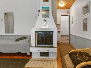ein Wohnzimmer mit Kamin im Zimmer in der Unterkunft Holiday Home Siularinne a 3 by Interhome in Saariselkä