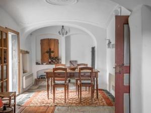 uma sala de jantar com mesa e cadeiras em Holiday Home Kunějov by Interhome em Člunek