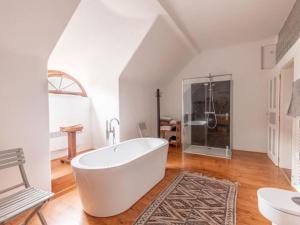 uma casa de banho branca com uma banheira e um lavatório em Holiday Home Kunějov by Interhome em Člunek