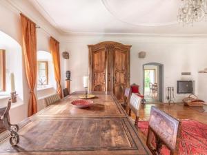 uma grande sala de jantar com uma grande mesa de madeira em Holiday Home Kunějov by Interhome em Člunek
