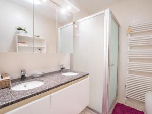 Ένα μπάνιο στο Apartment De tulp - romantic ground floor app by Interhome