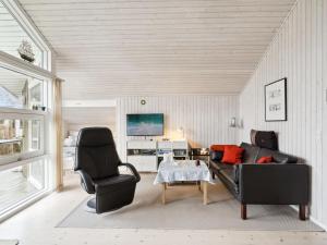 een woonkamer met een bank en 2 stoelen bij Holiday Home Hereth - all inclusive - 100m from the sea by Interhome in Otterup