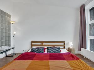 um quarto com uma cama com um cobertor colorido em Apartment Klinovec Meadows Residence by Interhome em Loucná pod Klínovcem