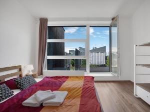 um quarto com uma cama e uma grande janela em Apartment Klinovec Meadows Residence by Interhome em Loucná pod Klínovcem